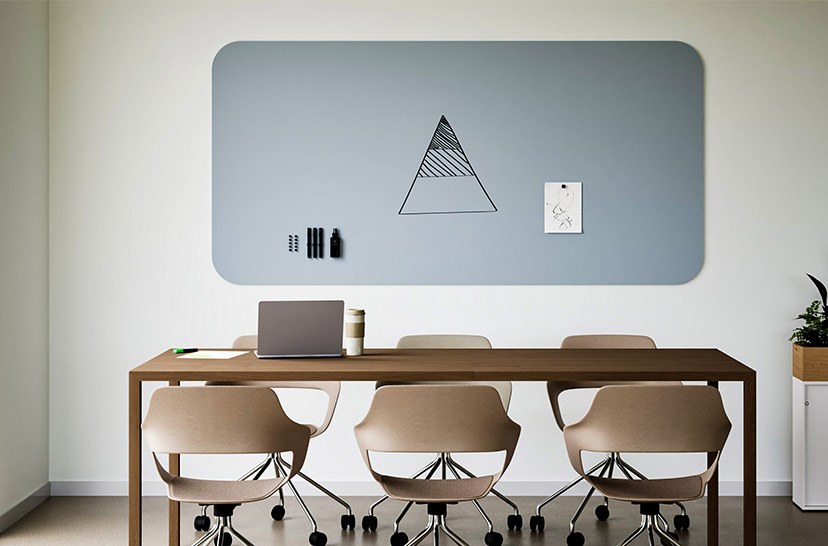 Tableau blanc angles arrondis Curve par Chameleon, sans cadre tableau blanc angles arrondis Curve bleu gris au mur d une salle de réunion