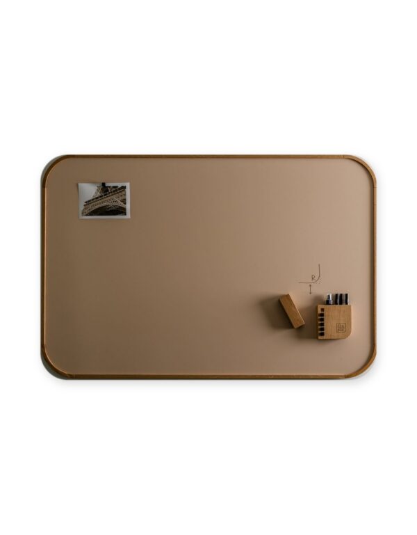 tableau blanc cadre chêne Curve Oak de Chameleon, surface beige et angles arrondis, fond blanc