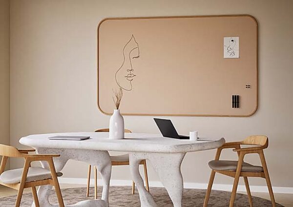 tableau blanc cadre chêne Curve Oak au mur d une salle de réunion beige avec table et fauteuils en bois