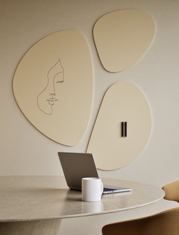 tableau blanc forme galet Pebbles Chameleon, trois galets beiges au-dessus d une table de réunion
