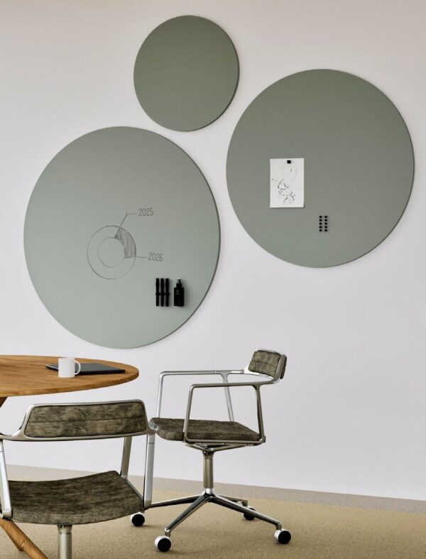 tableau blanc rond Round Chameleon, trois disques vert-gris au mur d une salle de réunion