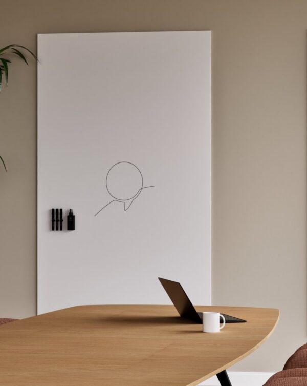 tableau blanc rectangulaire sans cadre Sharp accroché à la verticale dans une salle de réunion