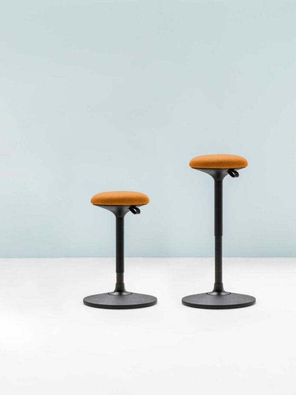 tabouret de bureau Set Bralco garni de cuir orange, deux hauteurs réglées, ambiance de studio