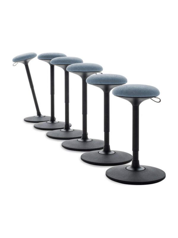 tabouret de bureau Set Bralco, rangée de six tabourets à assise tissu bleu sur base noire, fond blanc