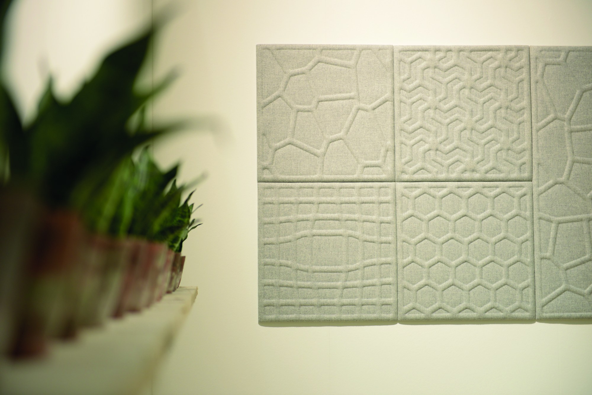 Tuile murale acoustique BuzziTile 3D par BuzziSpace tuile murale acoustique BuzziTile 3D, motifs Leaf, Bee et Waffle en gros plan