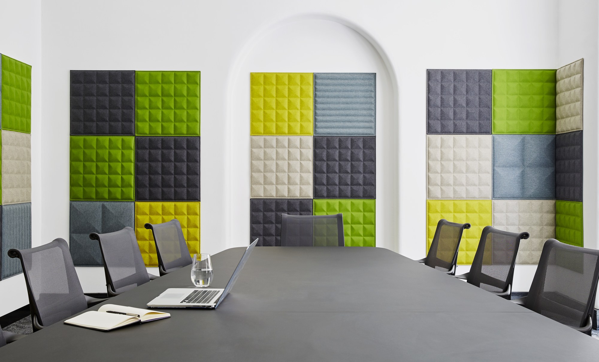 Tuile murale acoustique BuzziTile 3D par BuzziSpace tuile murale acoustique BuzziTile 3D verte, jaune, grise et beige dans une salle de réunion