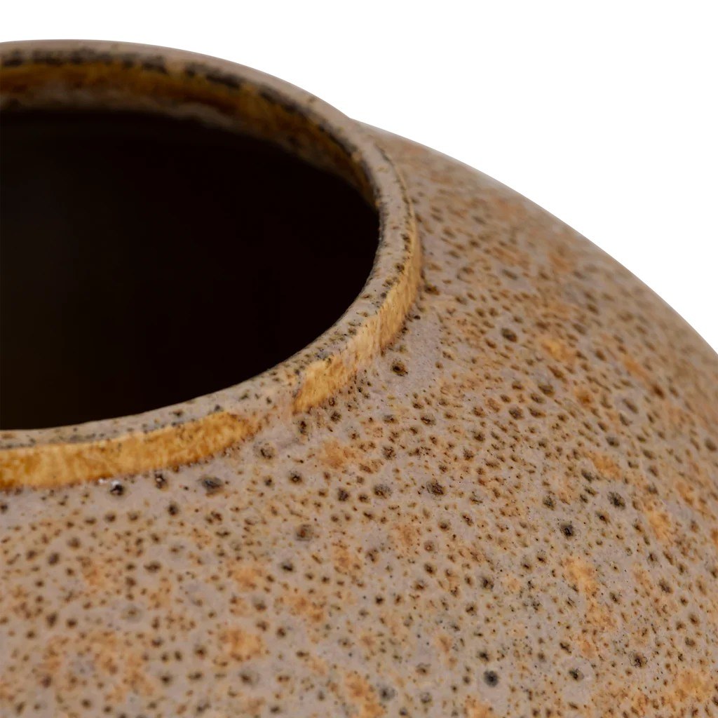 Vase Amanzi par Urban Nature Culture, céramique brun moucheté vase céramique Amanzi Urban Nature Culture, gros plan sur l'émail réactif moucheté