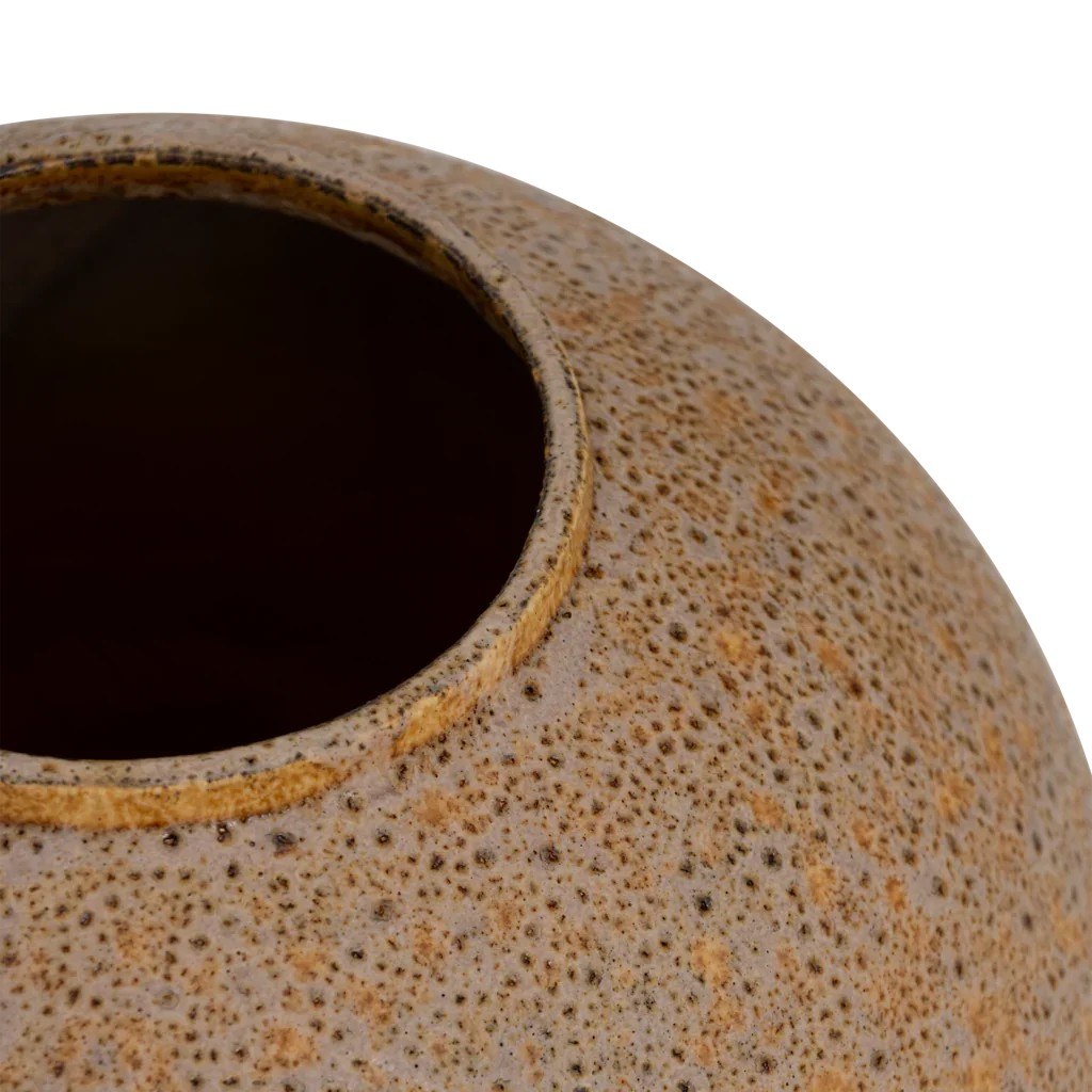 Vase Amanzi par Urban Nature Culture, céramique brun moucheté vase céramique Amanzi Urban Nature Culture, détail de l'ouverture et de l'émail moucheté