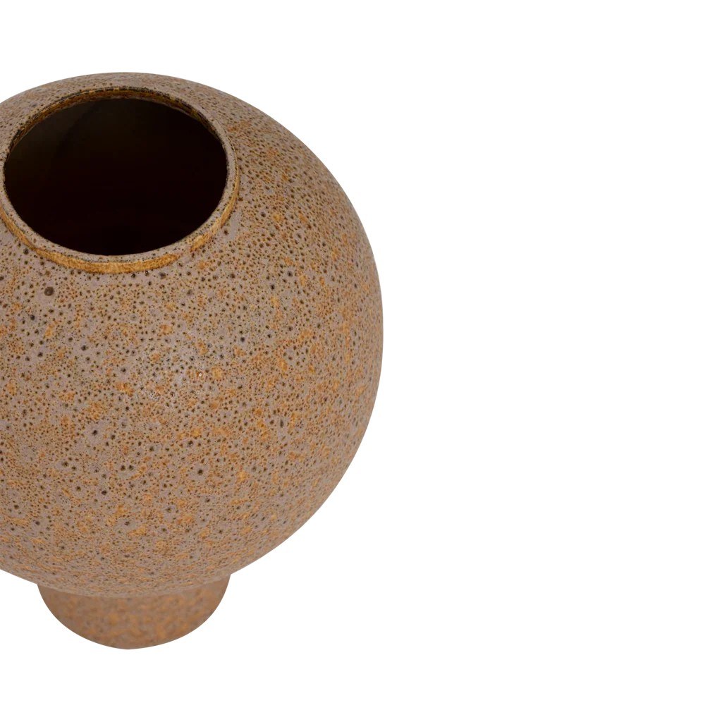 Vase Amanzi par Urban Nature Culture, céramique brun moucheté vase céramique Amanzi Urban Nature Culture, vue de trois quarts sur fond blanc