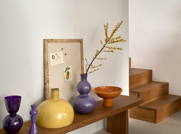 vase céramique Daichi Urban Nature Culture, posé sur un banc en bois avec d'autres vases