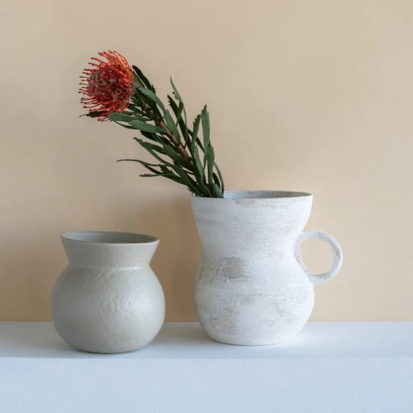 vase céramique Détendu Urban Nature Culture, avec une protée sur une tablette bleutée