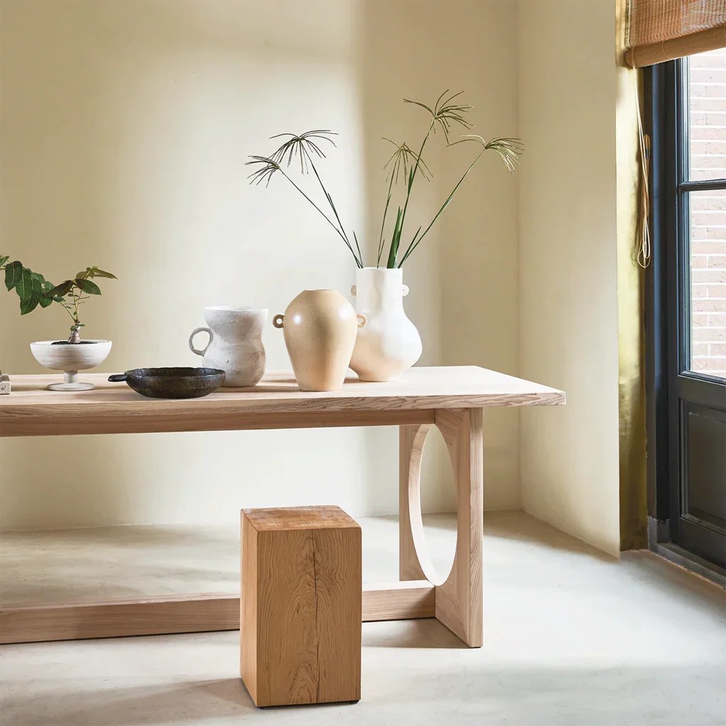 Vase Détendu par Urban Nature Culture, céramique blanc brouillard vase céramique Détendu Urban Nature Culture, sur une table en bois dans une pièce lumineuse