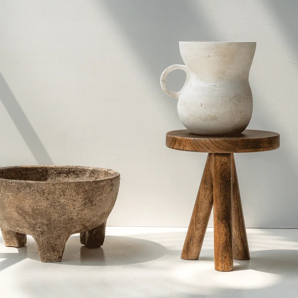 Vase Détendu par Urban Nature Culture, céramique blanc brouillard vase céramique Détendu Urban Nature Culture, sur un tabouret en bois près d'une coupe en terre
