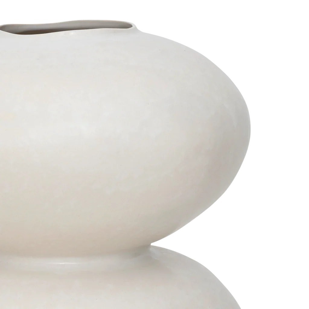 Vase Fossile par Urban Nature Culture, céramique, 2 coloris vase céramique Fossile Urban Nature Culture, coloris blanc cassé, détail des deux lobes superposés