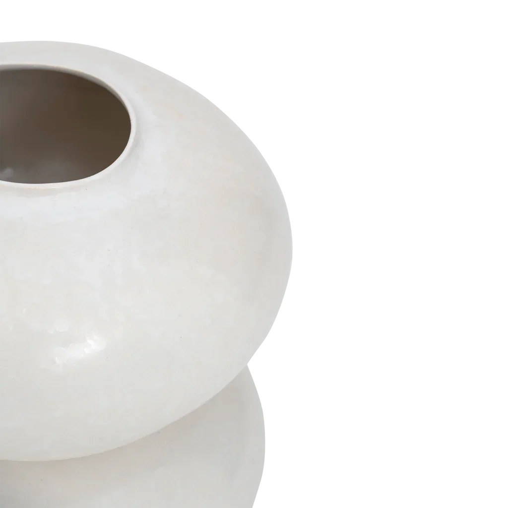 Vase Fossile par Urban Nature Culture, céramique, 2 coloris vase céramique Fossile Urban Nature Culture, coloris blanc cassé, détail de l'ouverture ovale et du lobe supérieur