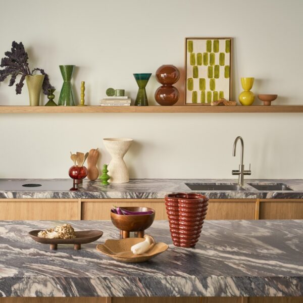 vase céramique Heka Urban Nature Culture, posé sur un plan de travail en marbre dans une cuisine