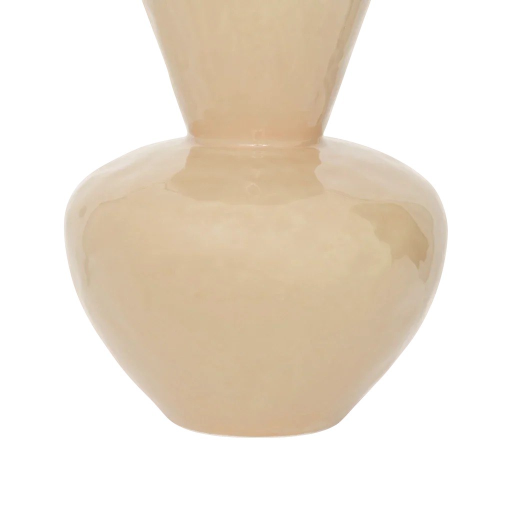 Vase Langa par Urban Nature Culture, céramique beige clair vase céramique Langa Urban Nature Culture, détail de la base renflée