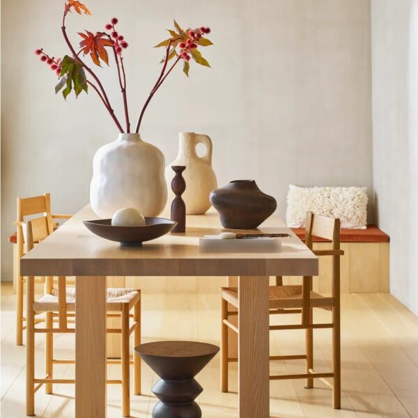 vase céramique Mille Urban Nature Culture, sur une table à manger en chêne avec des branches de baies rouges