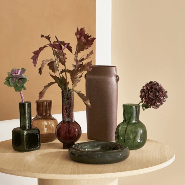 vase céramique Oreille Urban Nature Culture, posé sur une table ronde avec d'autres vases en verre