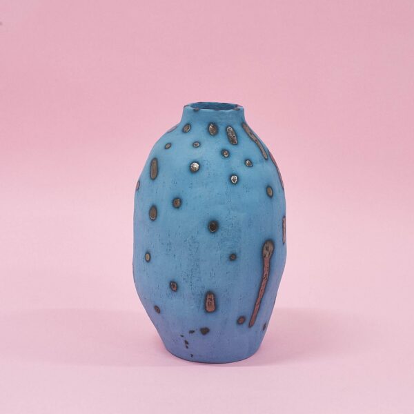 vase céramique Papaya bleu turquoise tacheté sur fond rose