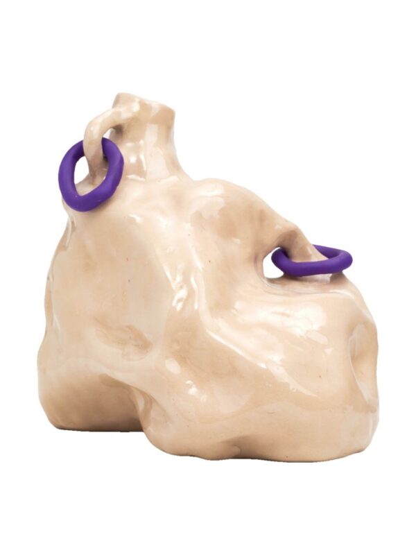 vase céramique Pierced II SIUP beige à anneaux violets sur fond blanc
