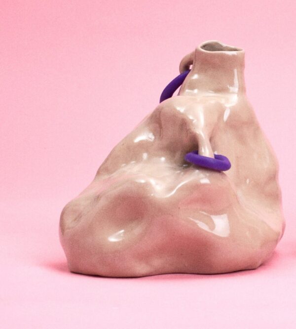 vase céramique Pierced II SIUP en situation sur fond rose