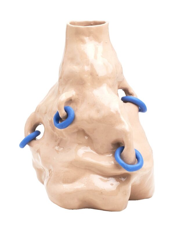 vase céramique Pierced SIUP beige à anneaux bleus sur fond blanc