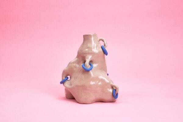 vase céramique Pierced SIUP en situation sur fond rose
