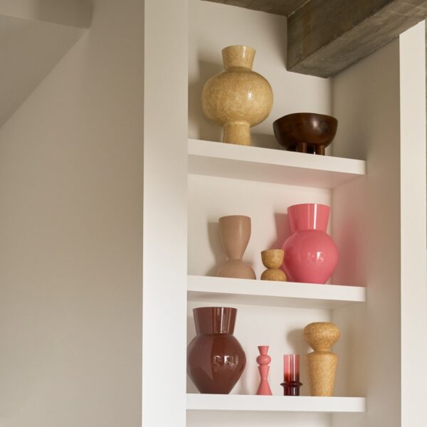 vase céramique Ren Urban Nature Culture, posé sur une étagère blanche dans une niche