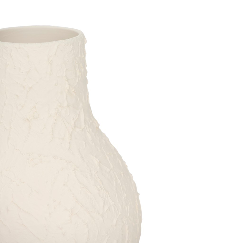 Vase Risa par Urban Nature Culture, céramique blanc cassé vase céramique Risa Urban Nature Culture, gros plan sur la surface spatulée