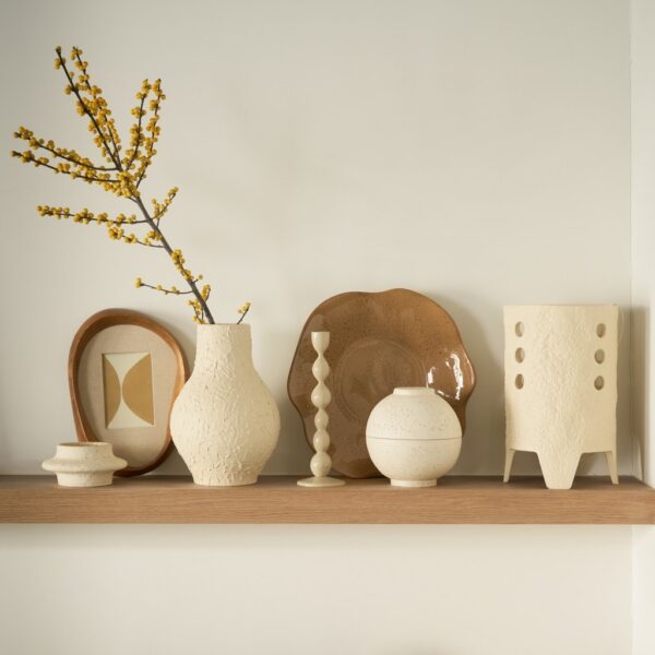 vase céramique Risa Urban Nature Culture, posé sur une étagère en bois avec des céramiques claires