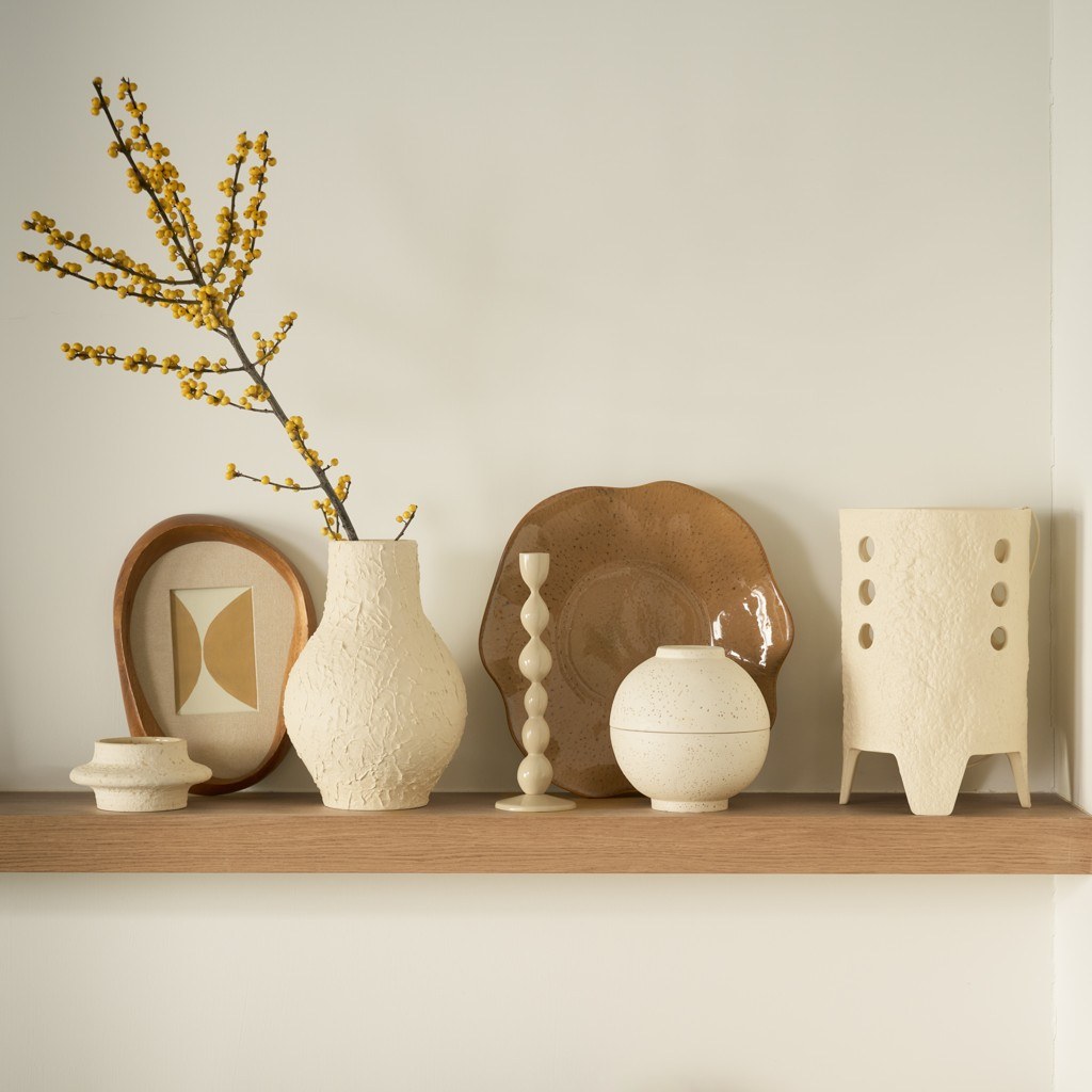 Vase Risa par Urban Nature Culture, céramique blanc cassé vase céramique Risa Urban Nature Culture, posé sur une étagère en bois avec des céramiques claires