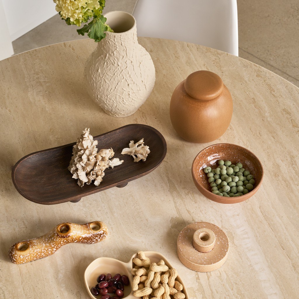 Vase Risa par Urban Nature Culture, céramique blanc cassé vase céramique Risa Urban Nature Culture, vu de dessus sur une table en travertin