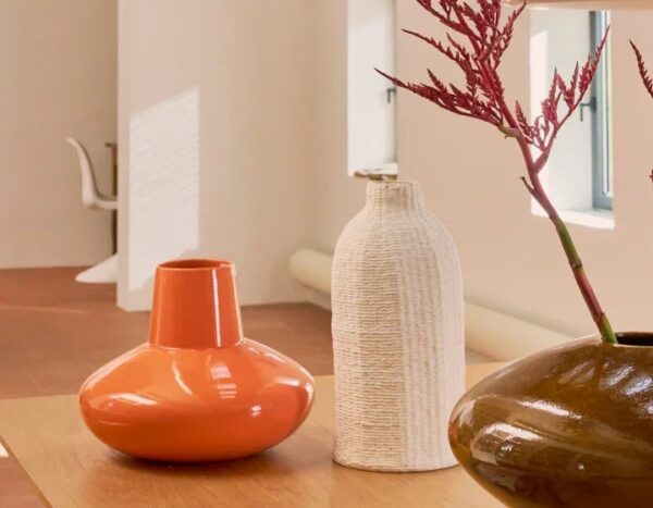 vase céramique Saule Urban Nature Culture, sur une table en bois avec un vase blanc et un vase brun