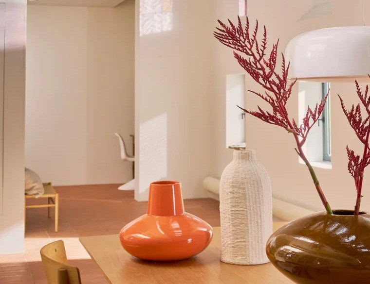 Vase Saule par Urban Nature Culture, céramique orange nectarine vase céramique Saule Urban Nature Culture, sur une table en bois sous un grand luminaire blanc