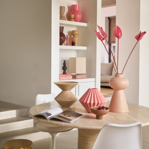 vase céramique Shin Urban Nature Culture, posé sur une table en travertin avec un bouquet d'anthuriums