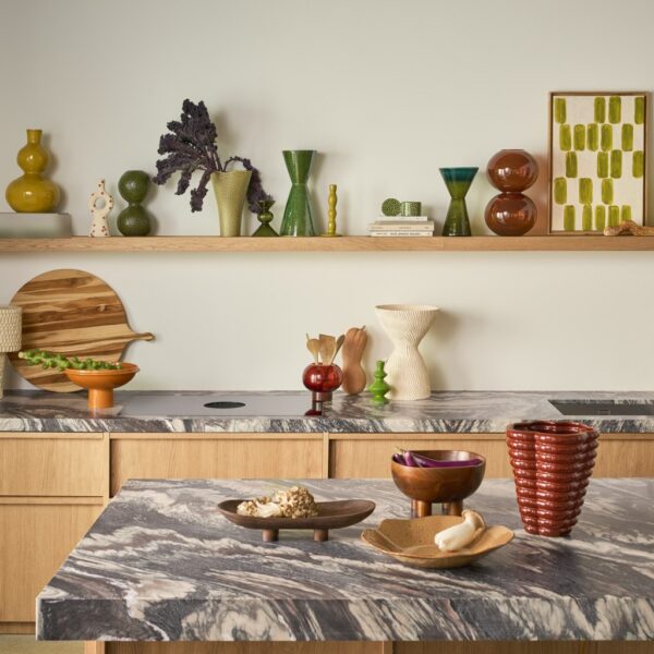 vase céramique Tetsu Urban Nature Culture, posé sur une étagère en bois dans une cuisine