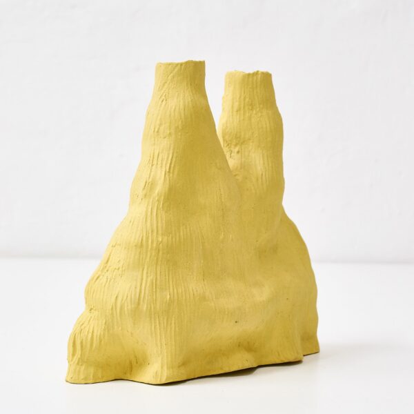 vase céramique Twinpeaks jaune à deux sommets vue de trois quarts
