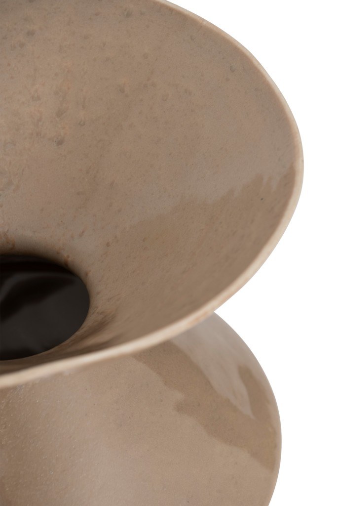 Vase Zale par Urban Nature Culture, céramique taupe martelée vase céramique Zale Urban Nature Culture, détail du bord ondulé et de l'émail
