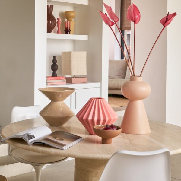 vase céramique Zale Urban Nature Culture, posé sur une table en travertin avec d'autres vases