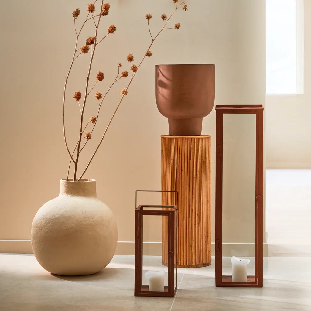 Vase Tuuli par Urban Nature Culture, coton mâché sable vase coton mâché Tuuli Urban Nature Culture, au sol près de lanternes avec des branches séchées