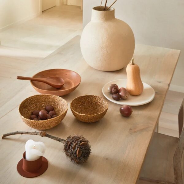 vase coton mâché Tuuli Urban Nature Culture, sur une table en bois près de bols et d'une cucurbite