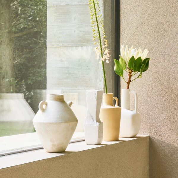 vase terre cuite Pico Urban Nature Culture, sur un appui de fenêtre avec une protée et d'autres vases