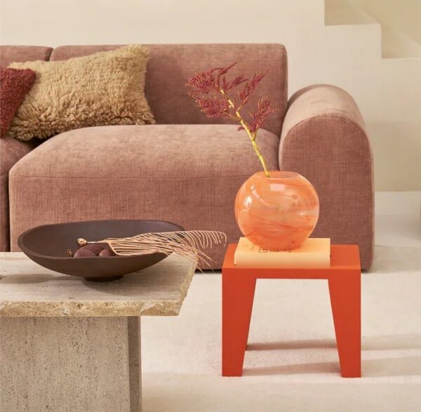 vase verre Noin Urban Nature Culture, posé sur un tabouret orange dans un salon avec un canapé rose