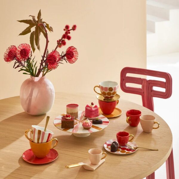vase verre Riva Urban Nature Culture, coloris rose aube sur une table avec fleurs et tasses