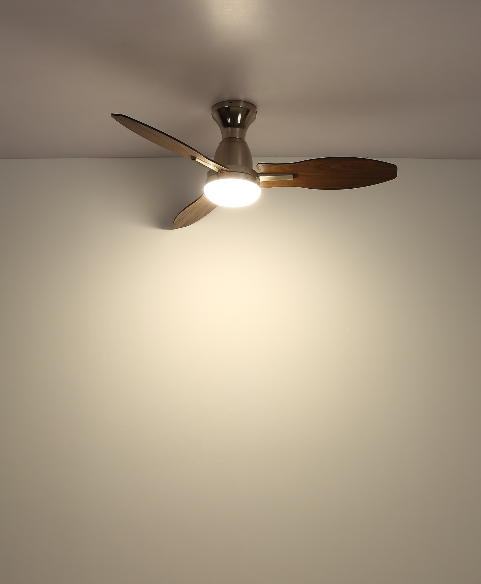 Ventilateur de plafond avec lumière LED et pales décor bois, Ø 107 cm ventilateur plafond 107 cm à trois pales décor bois foncé avec lumière LED, corps nickel allumé au plafond, lumière LED chaude