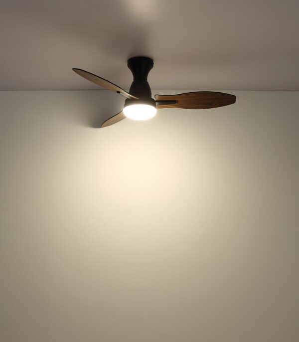 ventilateur plafond 107 cm à trois pales décor bois foncé avec lumière LED, corps noir allumé au plafond, lumière LED chaude