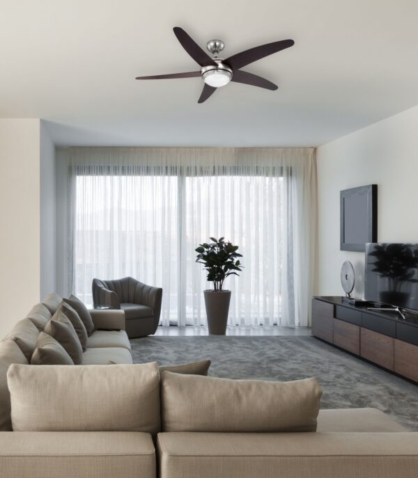 ventilateur plafond 132 cm installé dans un salon