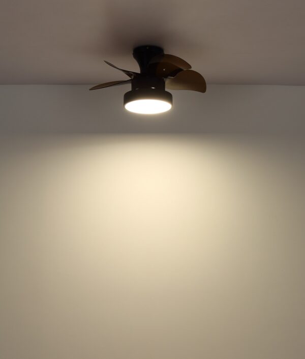 ventilateur plafond 5 pales noir à cinq pales marron avec lumière LED, allumé au plafond, lumière LED chaude