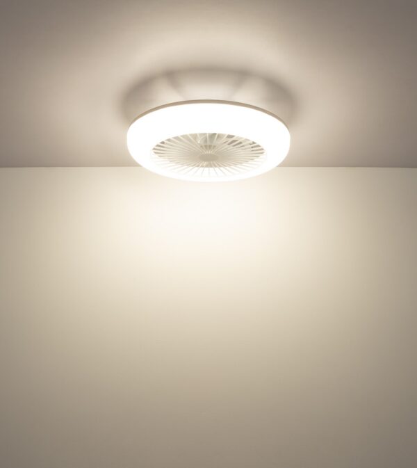 ventilateur plafond avec télécommande blanc en forme de plafonnier rond avec lumière LED, allumé au plafond, lumière LED chaude